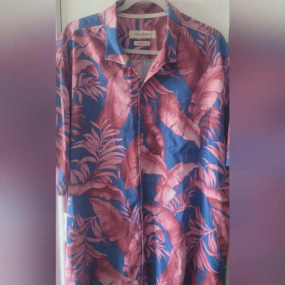 Men's Tommy Bahama Tropical Pink and Blue Shirt. - Picture 5 of 6